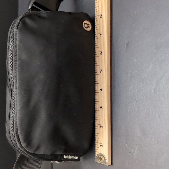 Lululemon Athletica Everywhere Woman's Belt Bag, Black. - Picture 9 of 11